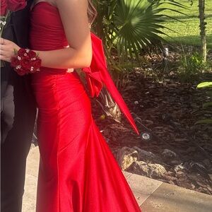 Jessica Angel 2645 Prom Dress Red
XXS
Altered to fit (5’1)